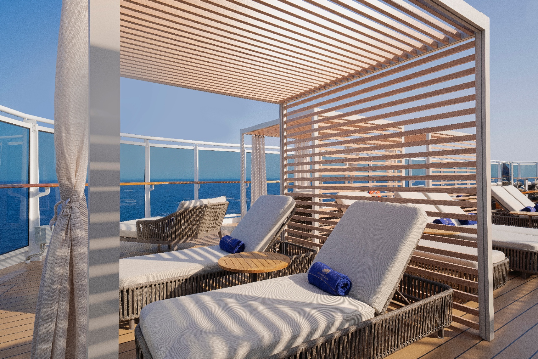 Cabanas privées et transats du solarium réservé aux membres du MSC Yacht Club