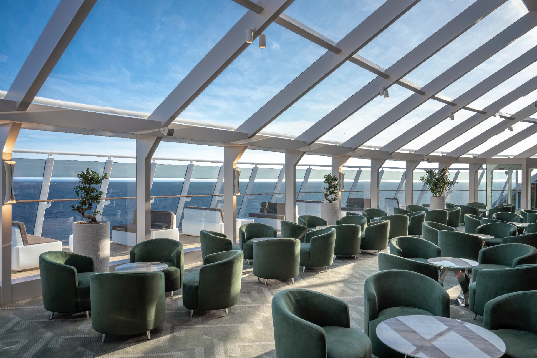Solarium privé du MSC Yacht Club avec fauteuils face à la mer