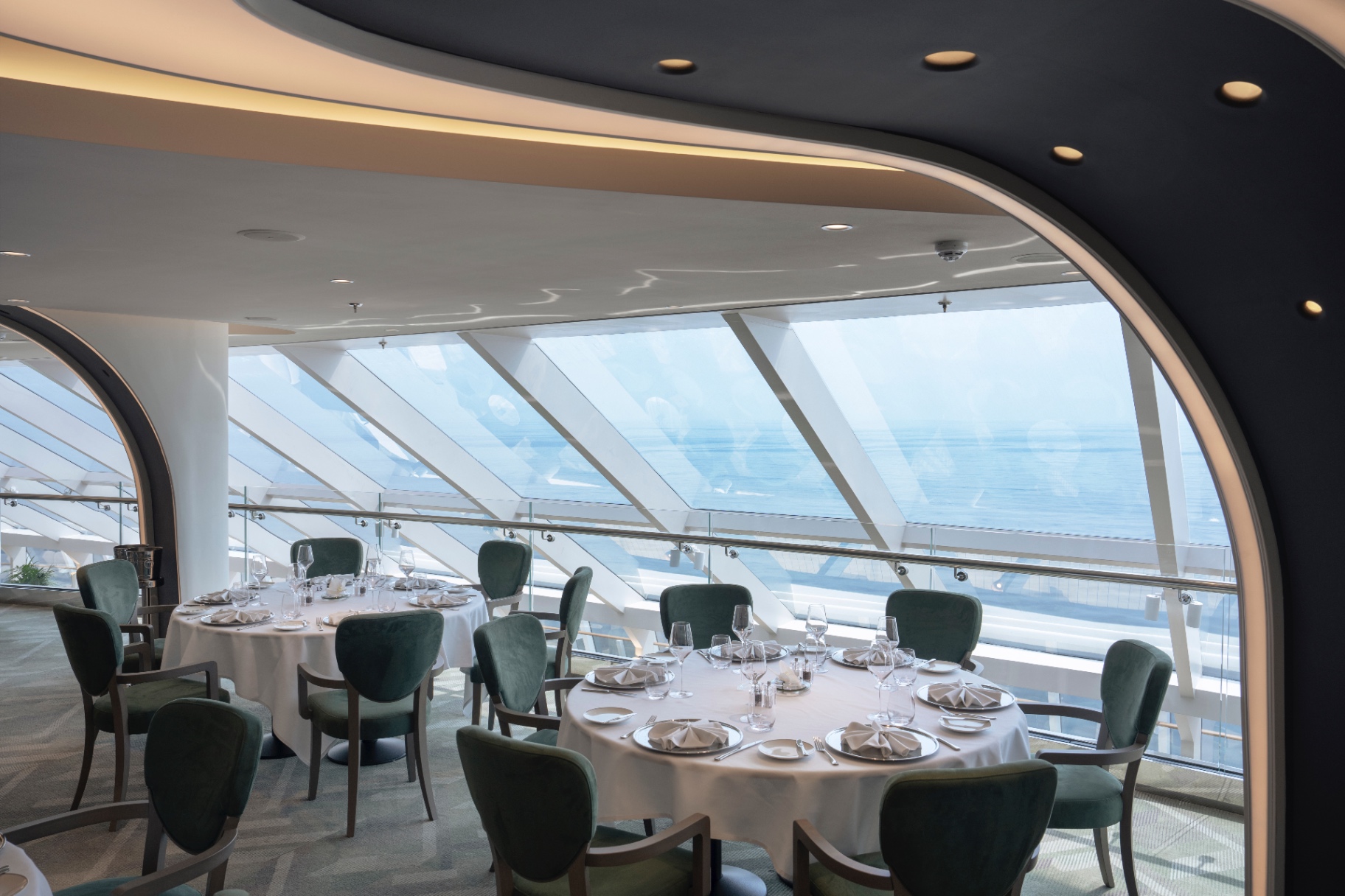 Salle du restaurant privé MSC Yacht Club avec vue panoramique sur la mer