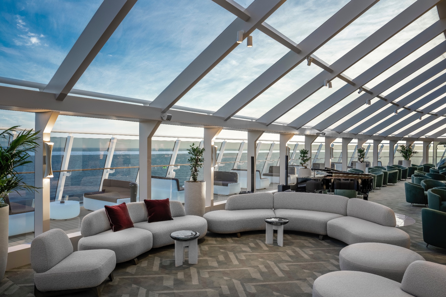 Espace lounge lumineux du MSC Yacht Club sous verrière