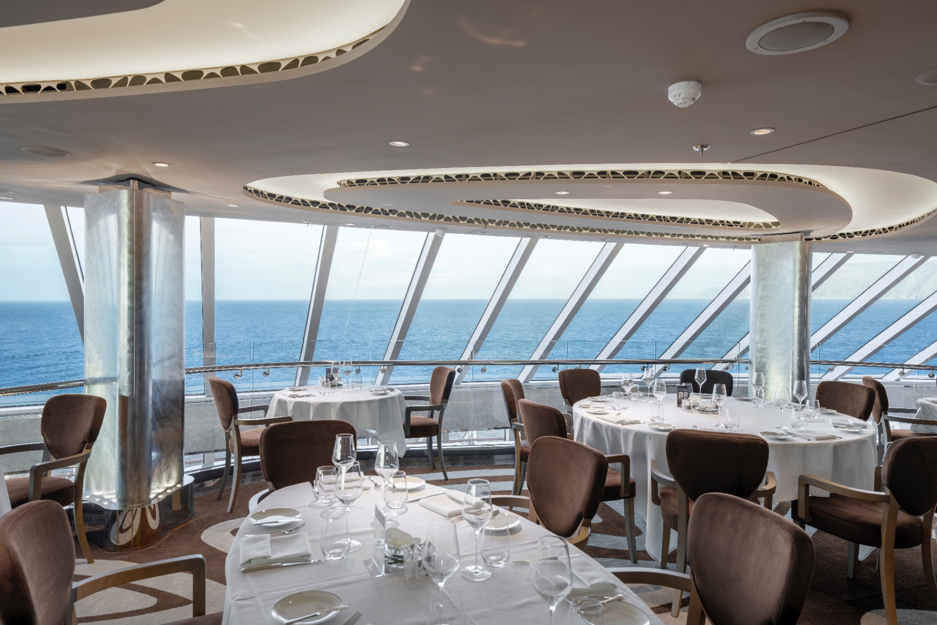 Restaurant privé du MSC Yacht Club, tables dressées face à la mer