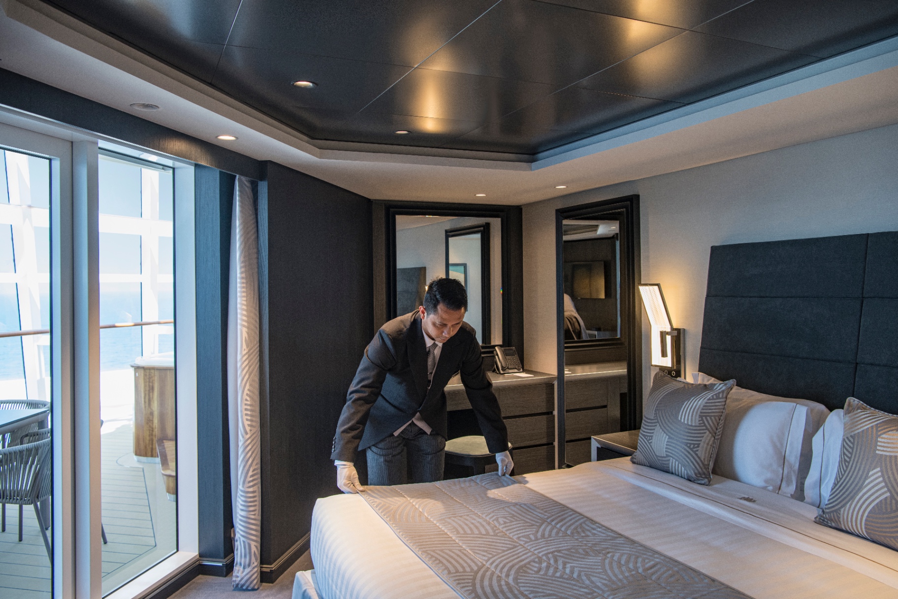 Majordome du MSC Yacht Club en service dans une suite