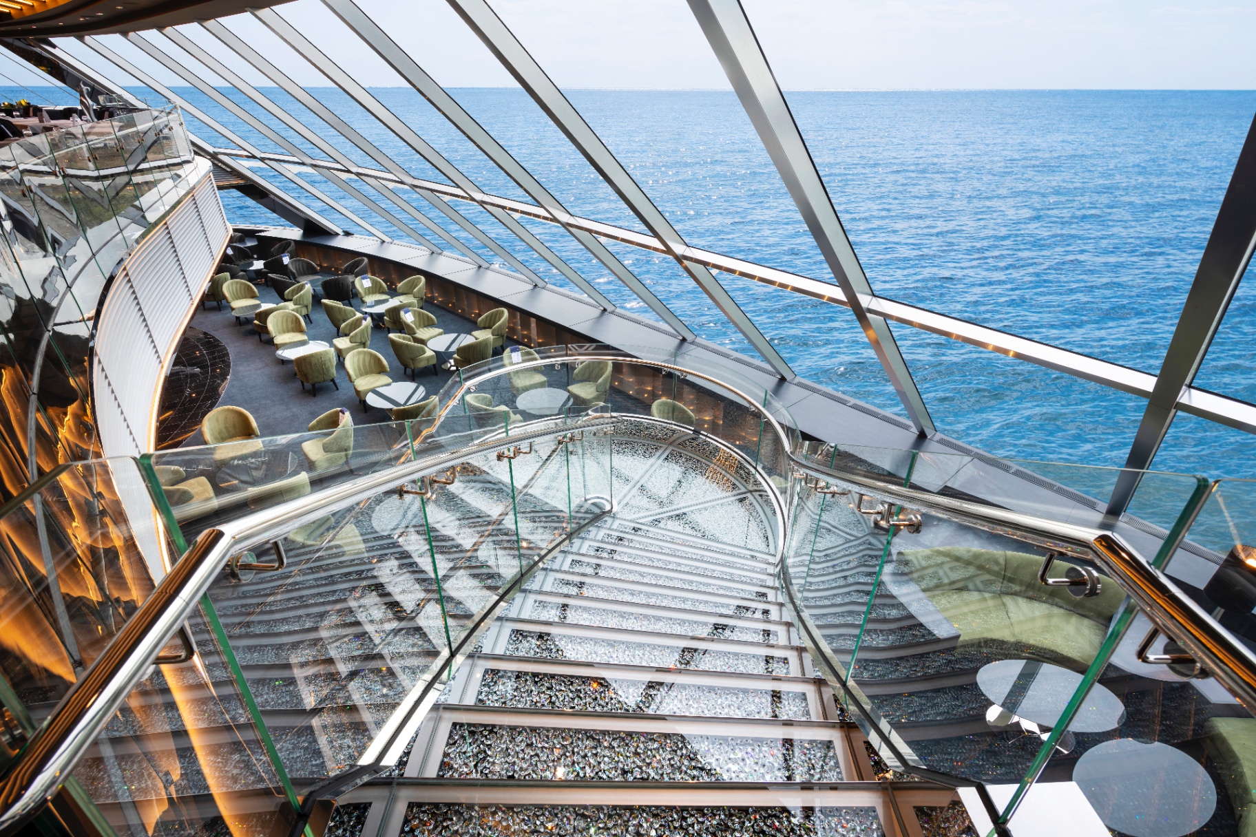 Top Sail Lounge panoramique du MSC Yacht Club, verrière ouverte sur la mer