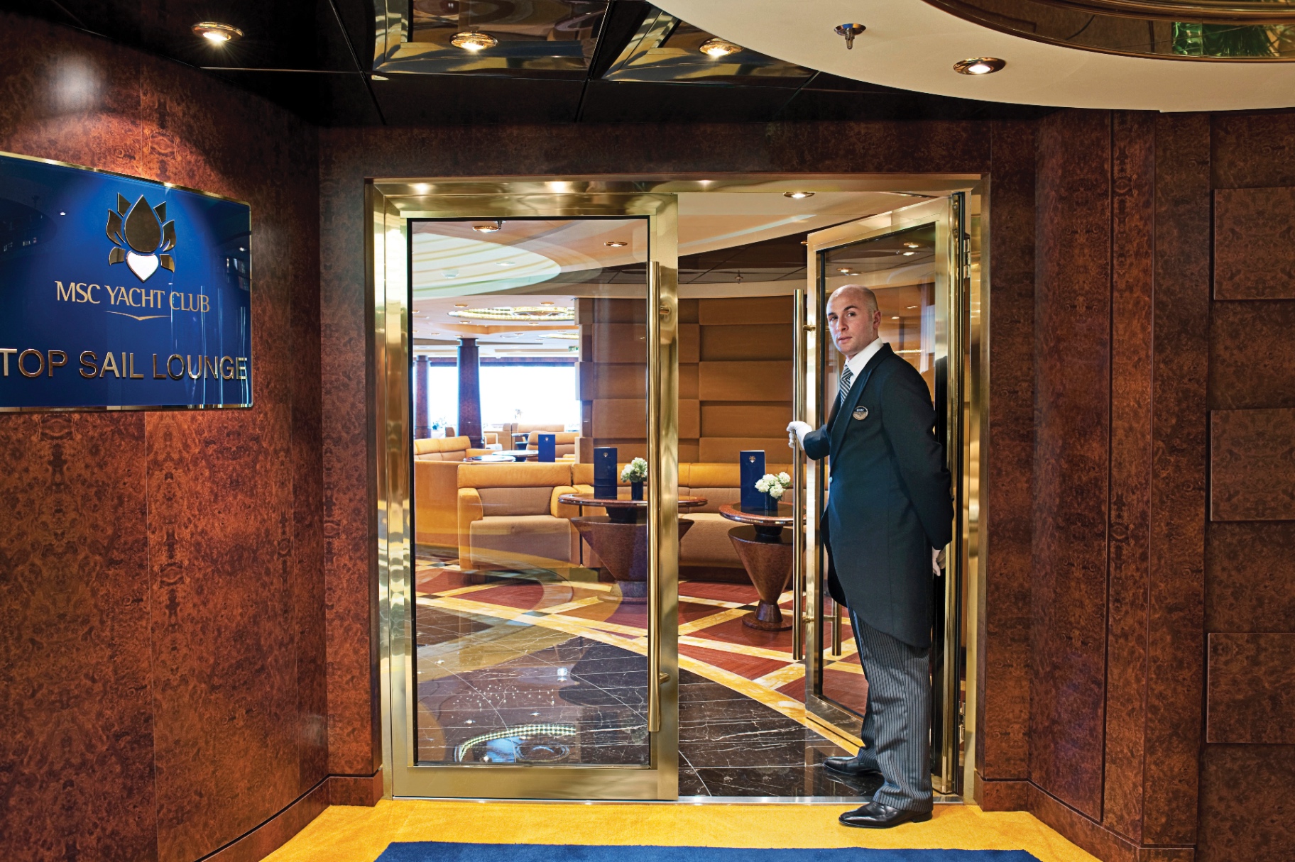 Entrée privée du Top Sail Lounge MSC Yacht Club avec majordome